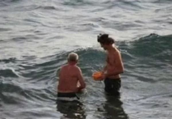 小知识|“最强产妇”火了,3人去海里游泳上岸变4人:顺便把孩子生了