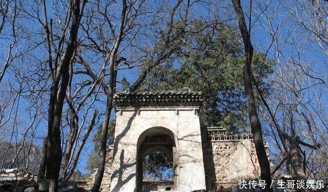 他们生前都是帝王将相,可是死后有人的墓变成粪坑,有人的遗骨被丢到粪坑!