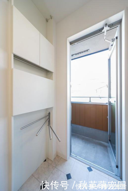 晾衣杆|国内阳台晒满衣服，家里来人太尴尬！不如学国外隔个洗衣房，好用