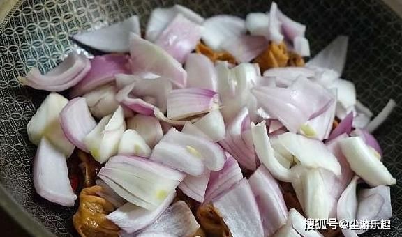 味道|这两食材虽然口味重，放一起爆炒，味道香的隔一条街都能闻到