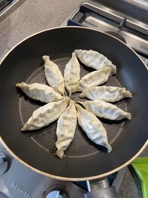 好吃快捷的煎饺（任意饺子可做）