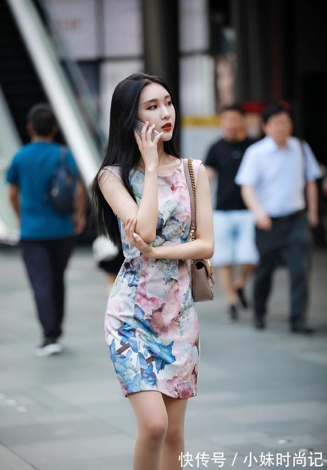 天际 街拍路人,几款简单时尚的穿搭,告别繁琐照样美出天际