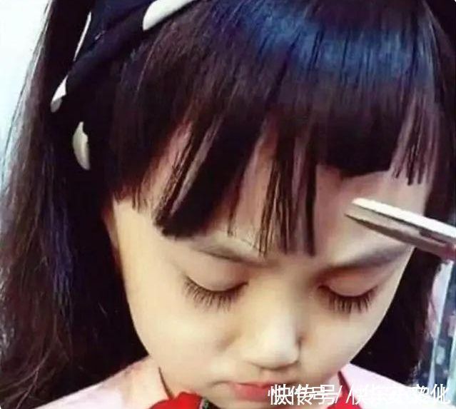 理发|宝妈给女儿剪刘海像“狗啃”，孩子睁开眼睛后，网友：靠颜值硬撑
