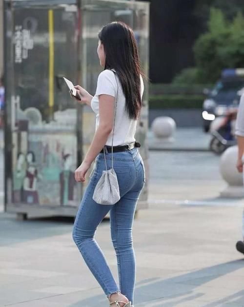 小姐姐 穿紧身牛仔裤的小姐姐,搭配白色抽绳上衣,自信大方迷人