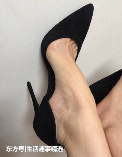 女人|清爽迷人的尖头细跟高跟鞋，秀出女人迷人的姿态