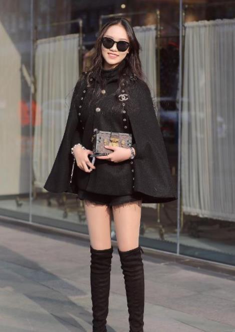 街拍小美女身穿露肩上衣，完美展现下半身失踪，潮流时尚搭配令人心动