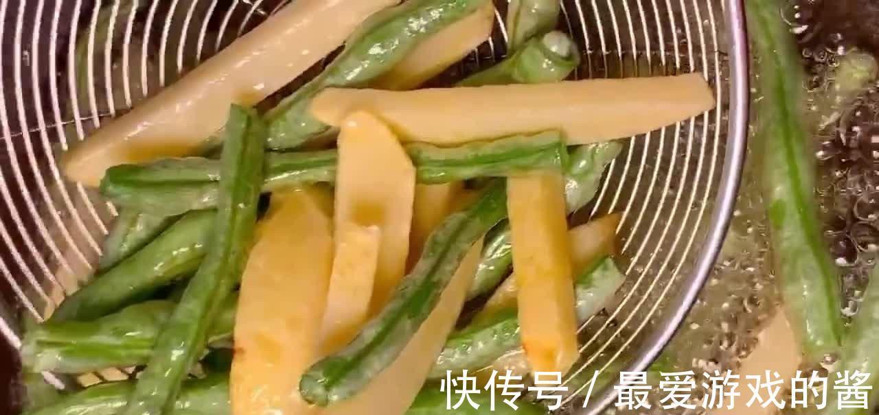 家常版豆角烧土豆，口味咸香味美营养丰富，做法简单好吃又下饭！