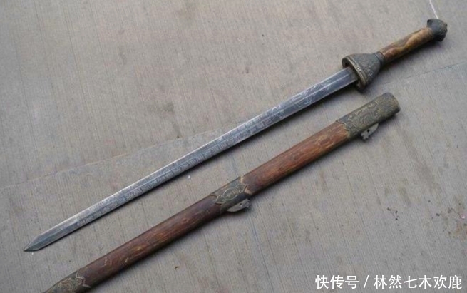老人捡到一古董宝剑,鉴定完劝其上交,他却磨成菜刀专家心痛不已
