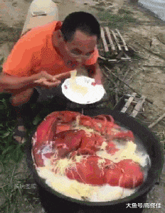 |最新搞笑精选GIF:小伙子你这样喝酒恐怕“肠子”都通了吧!