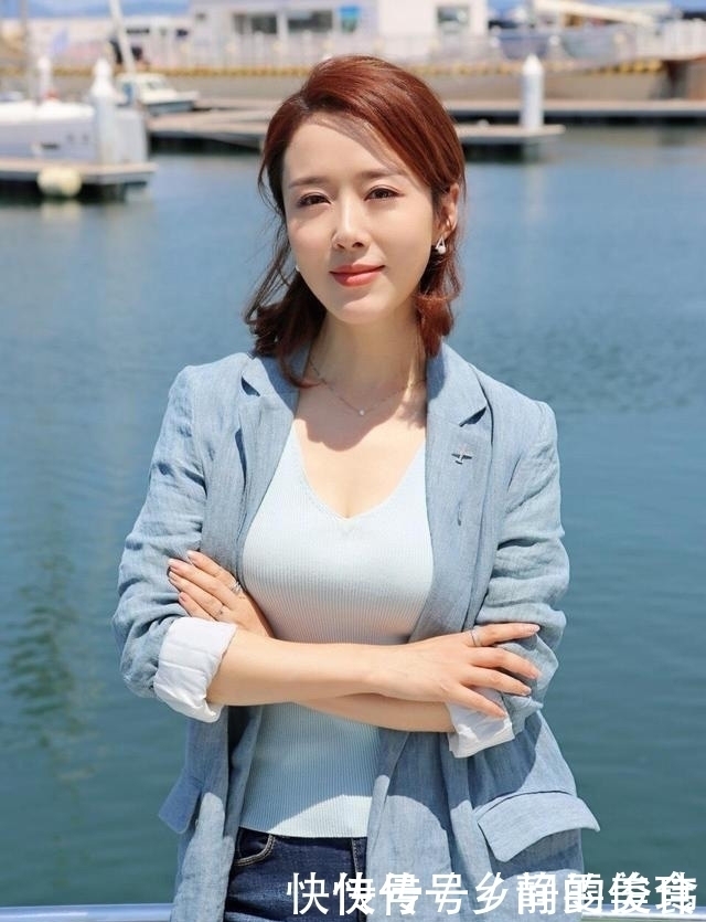 街拍：美女的搭配简约潮流，清爽又个性！