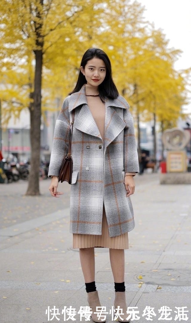 时尚穿搭|时尚穿搭，脚踩一双毛拖鞋，尽显随性慵懒的气息