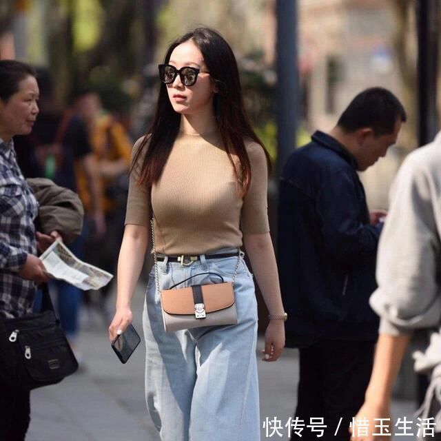 美女|街拍美女休闲装穿搭，活力无限，有一种恋爱的感觉