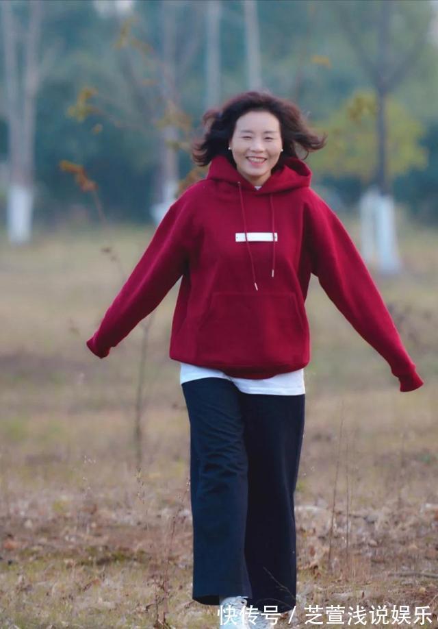 搭配 年过50的女性,穿运动鞋少配修身裤,运动鞋+阔腿裤,休闲时髦