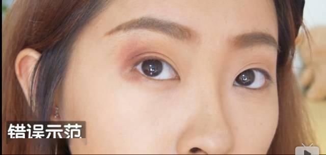 打开眼妆的正确方式，会画眼妆的人都会避开的雷区！