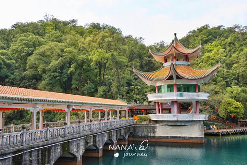 岭南四大名山之一，风景秀丽，顶有一湖终年翠绿如宝石