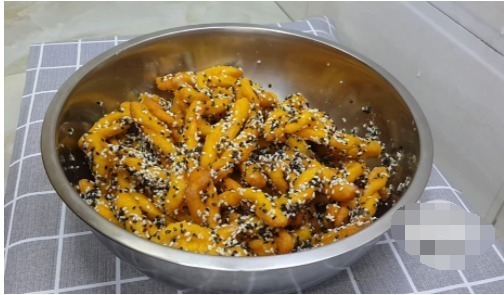 麻花|1个南瓜，2个鸡蛋，不用一滴水，做法比麻花简单，比南瓜饼都好吃