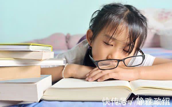 睡眠时间|不让玩手机，就不会近视？孩子4个用眼坏习惯，看书也能近视