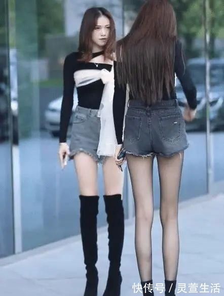 穿搭|美女半露肩黑色上衣，加上牛仔短裤配长靴，穿出属于自己的风采