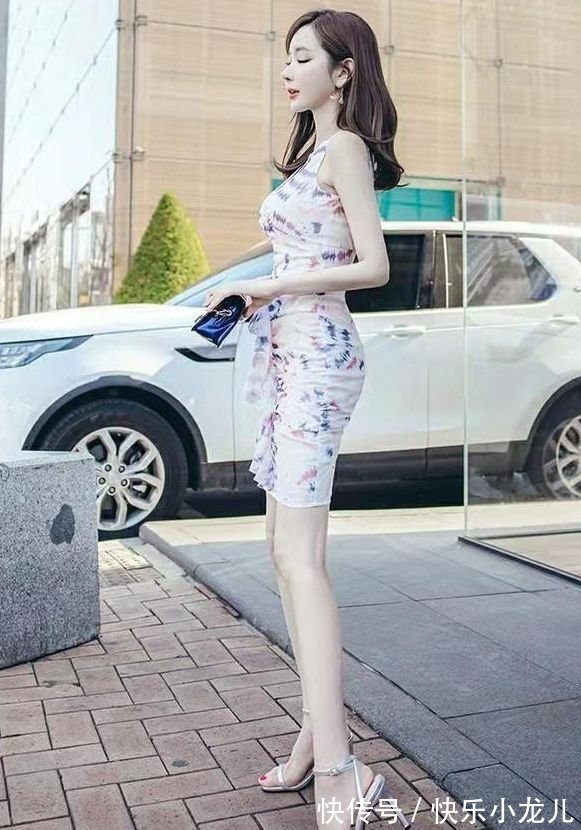 碎花 无袖背心碎花连体包臀裙的穿搭,彰显美与气质