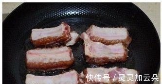 “糖醋排骨”的家常传统做法，味道比饭店的还香，好吃还不油腻！