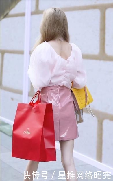  显出|粉色纱质衬衫搭配皮质短裙，青春靓丽，尽显出别具风格的魅力