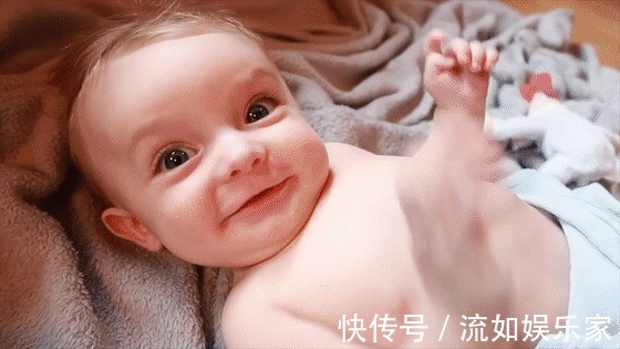 熟悉的味道|1岁半萌娃第一次帮5月大弟弟的忙,下一刻小家伙的反应,好玩了