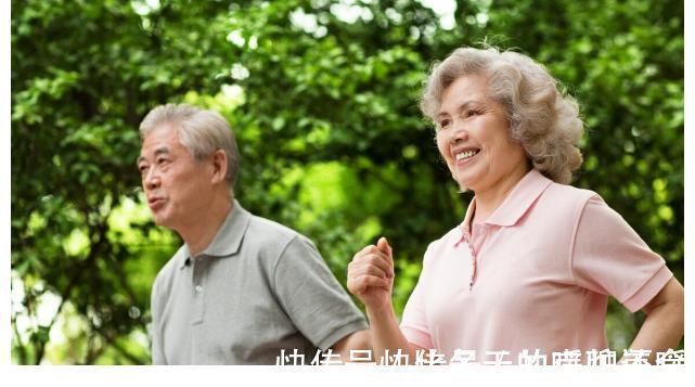 心脑血管疾病|散步可以降血脂?医生:坚持3点,或比运动管用,血脂慢慢降下来