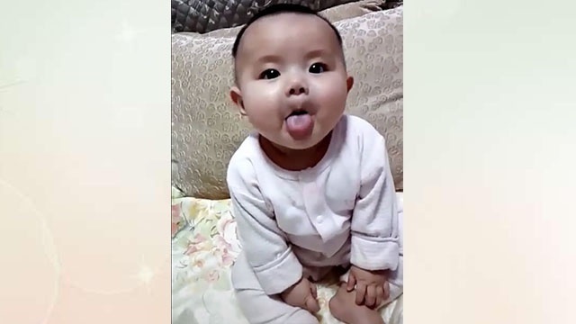 舌头|宝宝坐在沙发上，伸舌头逗妈妈，网友：五个月就会坐了？