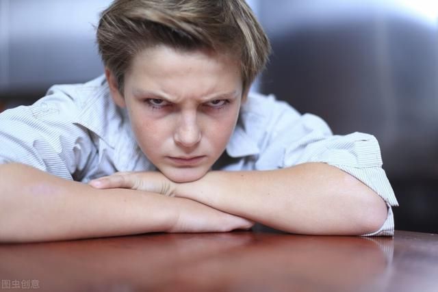 发脾气|心理学:孩子发脾气时,你的第一句话,关乎孩子一生的前途