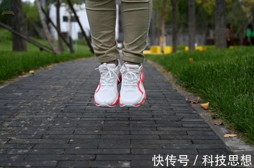 贾卡 轻便舒适的专业跑鞋,慢跑半马都能用,咕咚21K驭风体验