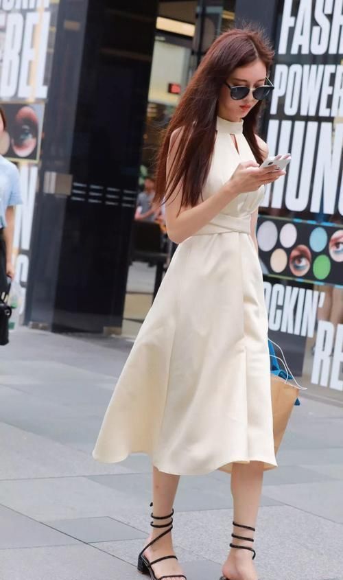 小姐姐|街拍小姐姐纯白色连衣裙,无袖带领的设计凸显出高贵气质