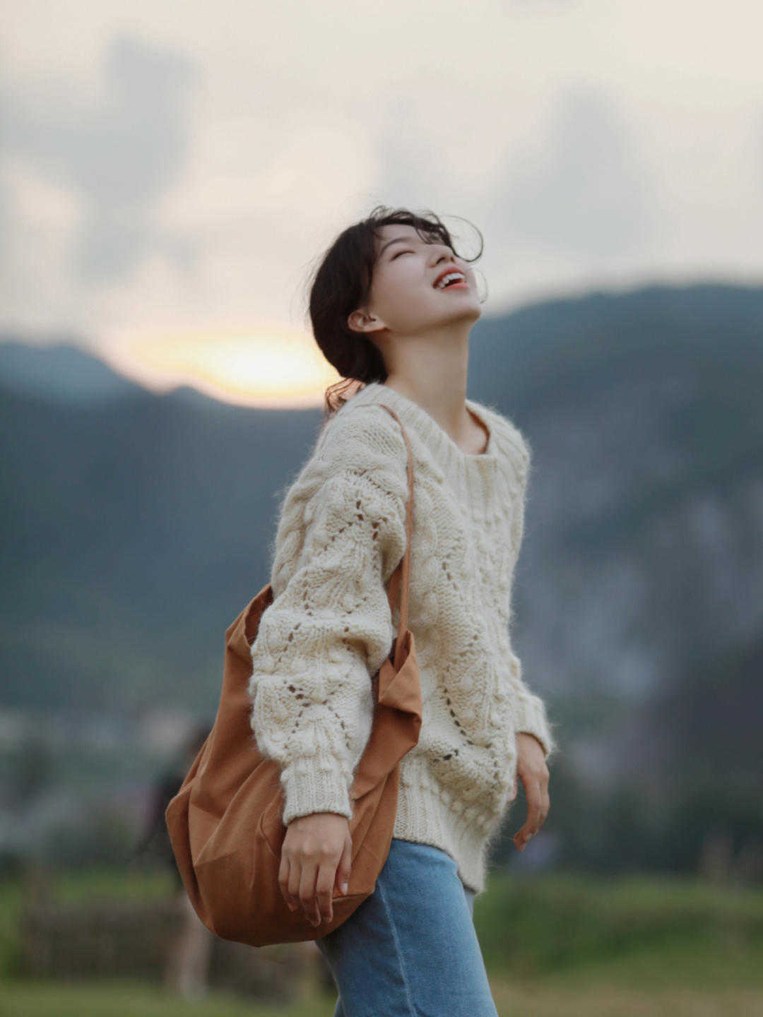 灰蓝色 套头毛衣随意搭,活力满满,青春减龄