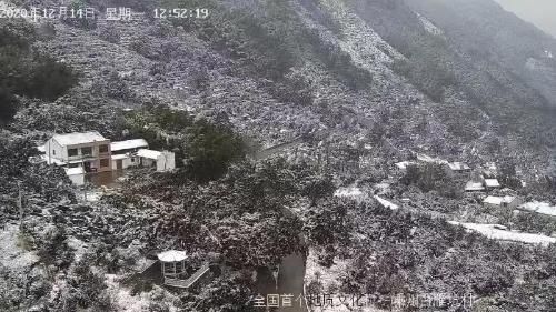 白雁坑村今冬的第一场雪！还有人在雪中唱戏~