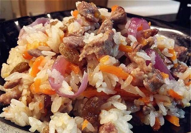 视为|抓饭油亮生辉,味香可口,被维吾尔族群众视为上等美餐