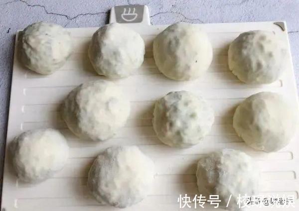 酥脆焦黄的黄金元宝馅饼,美味的早餐美食,一碗胡辣汤,人间美味