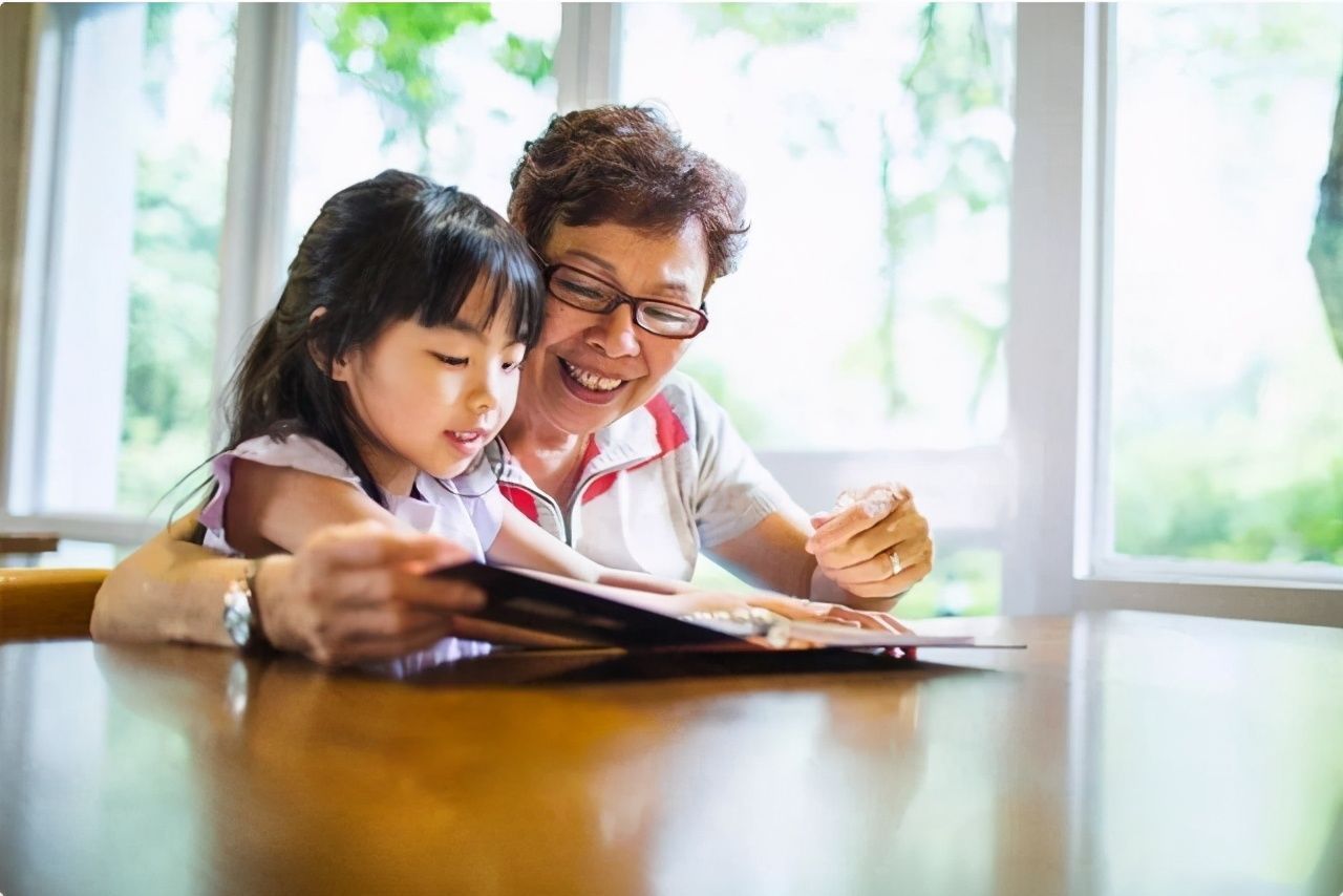 奶奶|“早干嘛了?”孩子上幼儿园后奶奶想带娃,听完宝妈的话不吭声了