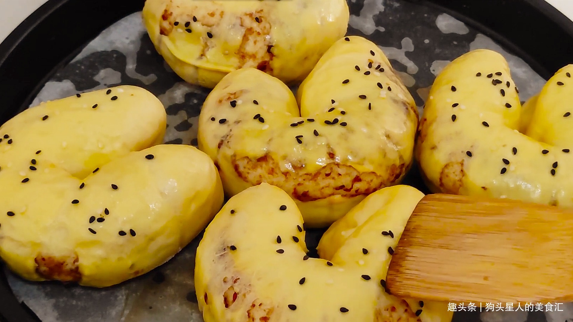 面粉不要做包子馒头了，教你新做法，不蒸也不烤，上桌就扫光