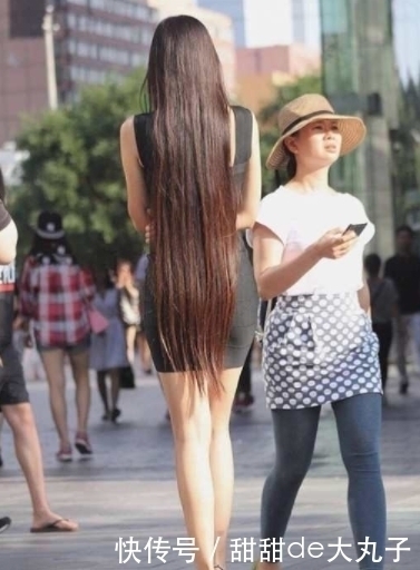 包裙|街拍:小姐姐长发飘飘,穿蓝色露肩上衣和黑色包裙,真的非常棒