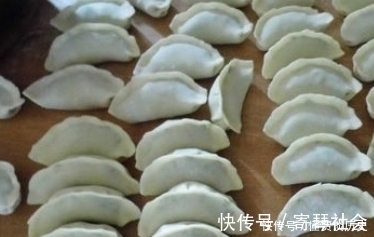 秋天一定不要错过这菜，用来做饺子馅，鲜嫩美味，韭菜馅都不如它