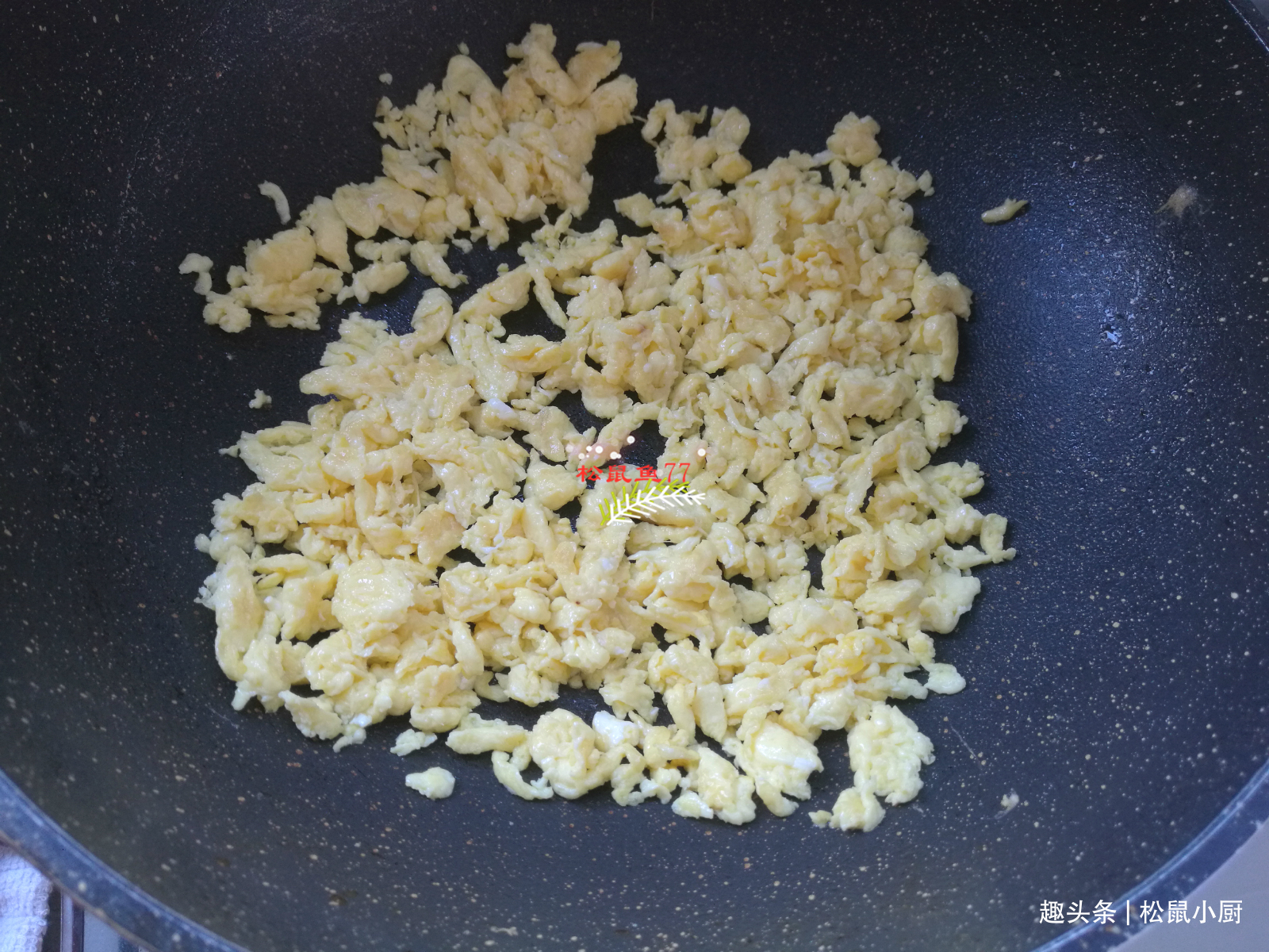 韭菜鸡蛋|韭菜盒子不能上锅就烙，要记住要点和技巧，味道鲜美不变色