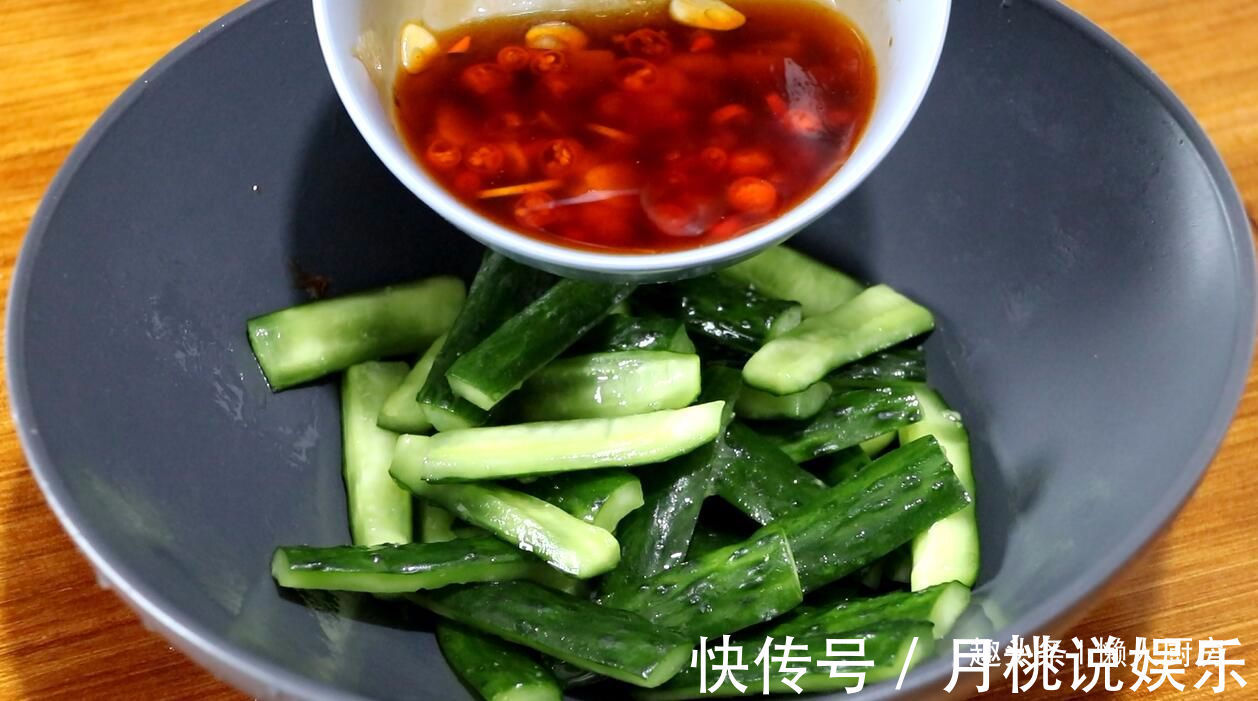 教你黄瓜最好吃的做法,脆嫩爽口,开胃解油腻,比大鱼大肉都好吃