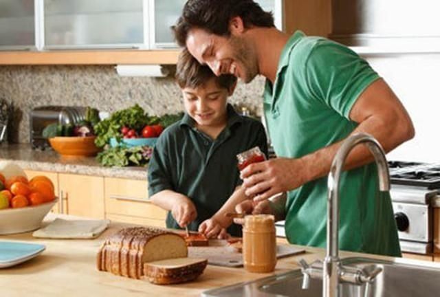 儿子|骗人生儿子系列,宝妈在家遇蟑螂,娃一手拿奶瓶一手拿拖鞋帮忙