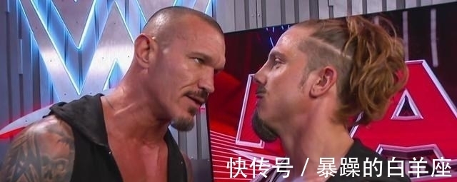 昨日RAW結(jié)束后,蘭迪為女兒慶生!現(xiàn)場觀眾齊聲高唱生日快樂歌!