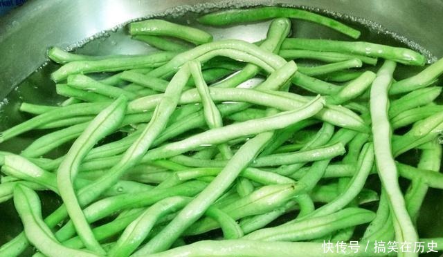 炒豆角,最不该直接下锅炒!请您记住这一妙招,豆角入味,不发黄