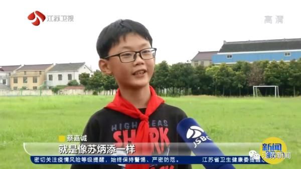 运动鞋|穿着一双磨旧的跑步鞋，13岁少年依然梦想成为亚洲飞人！