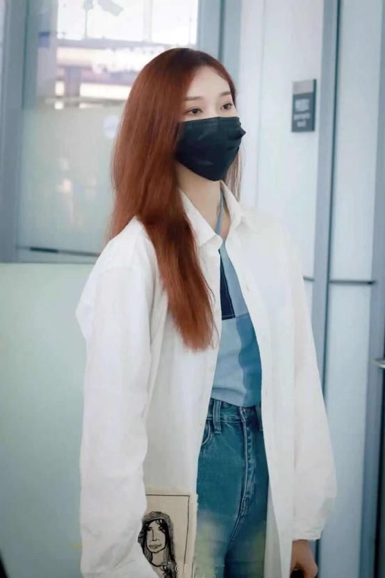 旧牛仔裤|刘令姿才是“轻熟”美女吧！挂脖吊带挡不住好身材，牛奶肌嫩出水