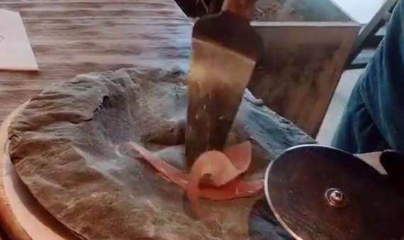 没吃过|头一次吃披萨,服务员欺负我没吃过披萨,给我上了一个什么东西