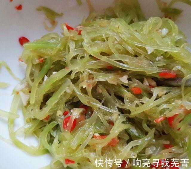凉拌莴笋丝|凉拌莴笋丝，脆脆的，适合炎热的夏天！
