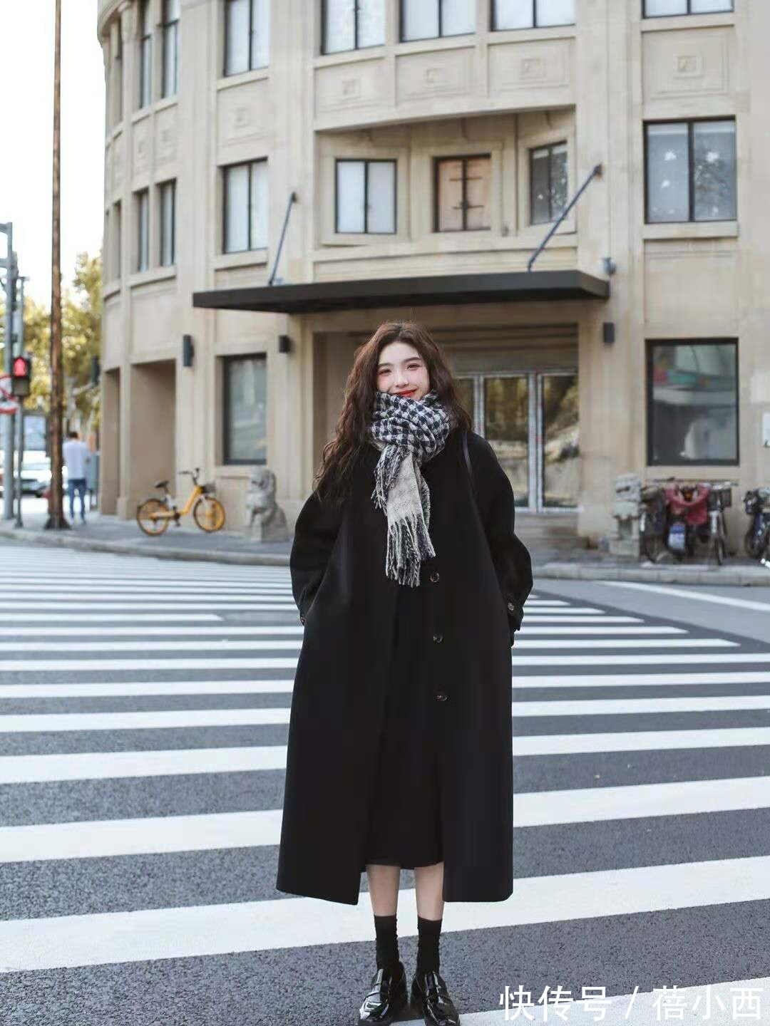 穿搭 谁说“黑大衣”已过时?采用这3种搭配方式,演绎不费劲的时髦感
