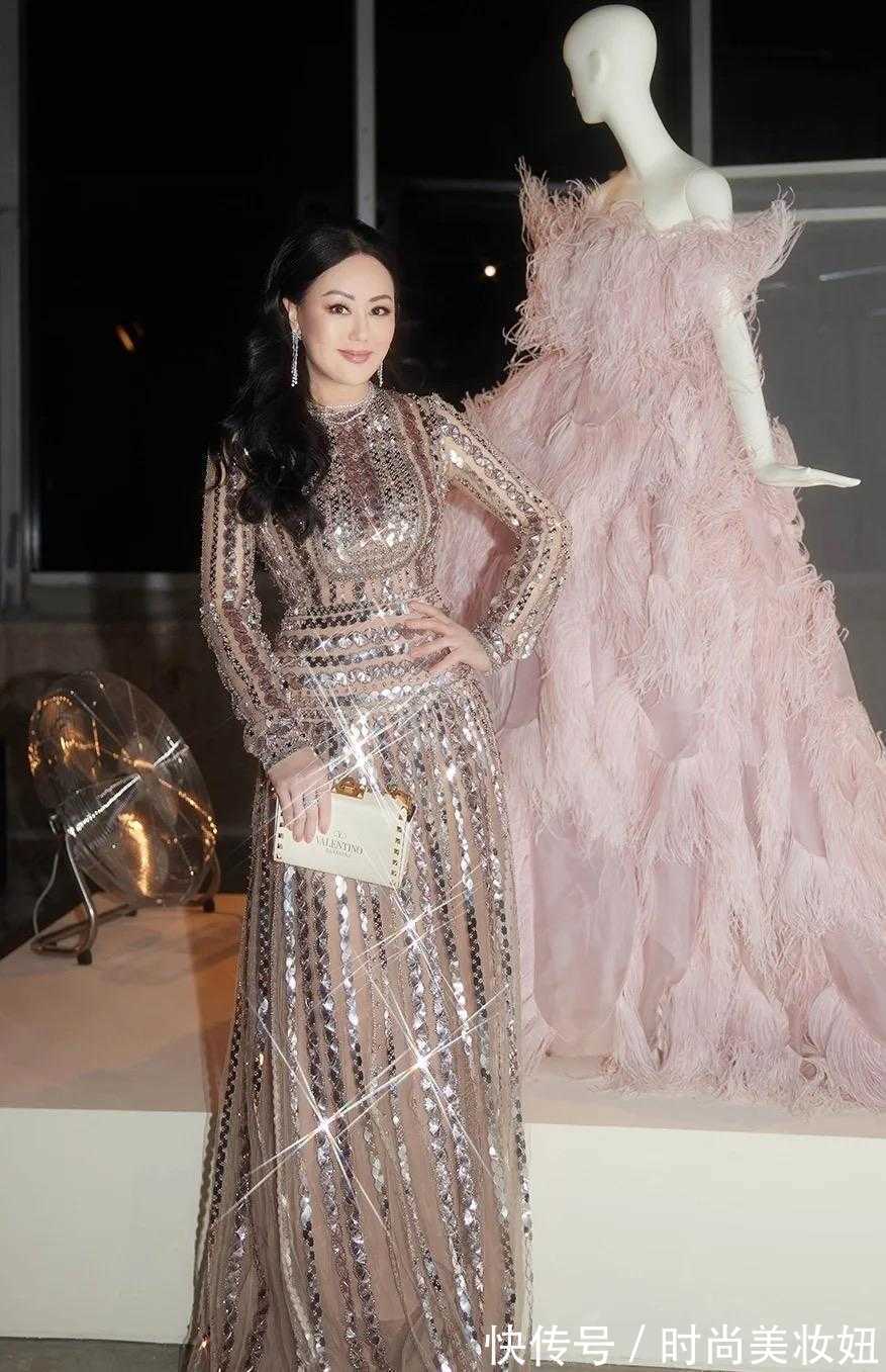 穿搭|章小蕙真是“人间尤物”,穿裸色亮片连衣裙,3D身材太完美